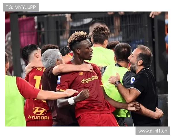 穆里尼奥庆祝球童听喊加油小子