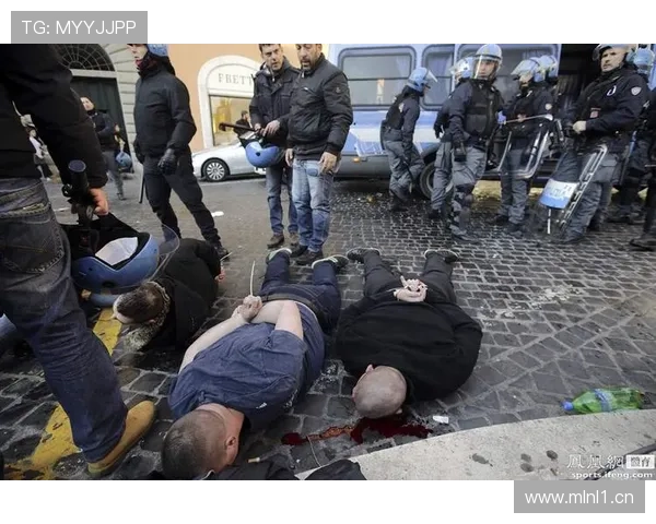 费耶诺德球迷堵基地大巴抗议 费耶诺德球迷堵基地大巴抗议